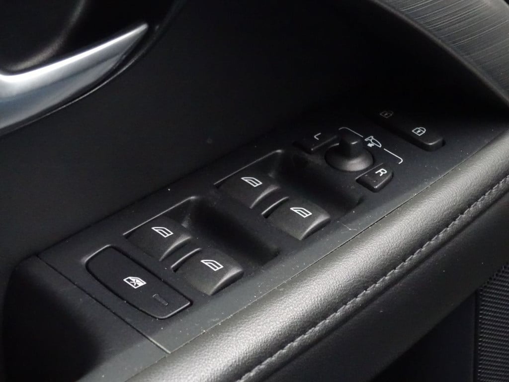 Volvo V70 2.0t momentum automaat | leder | bluetooth | stoelverwarming | na