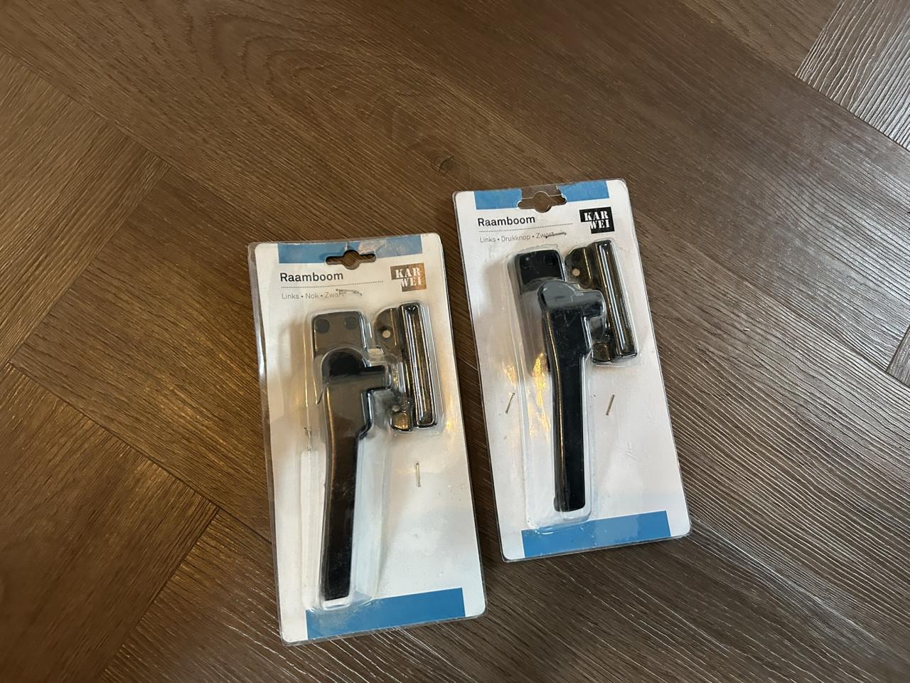 Karwei raamsluitingen met nok. Beide zijn links