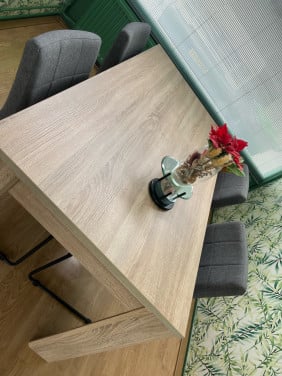 Eettafel met vier stoelen