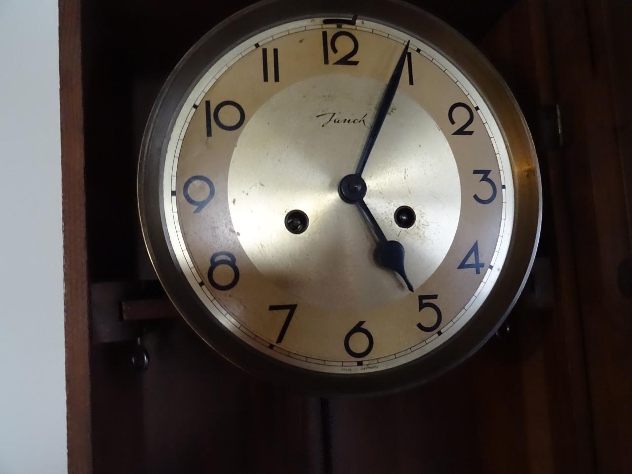 Te koop nog mooie eiken houten klok met sleutel