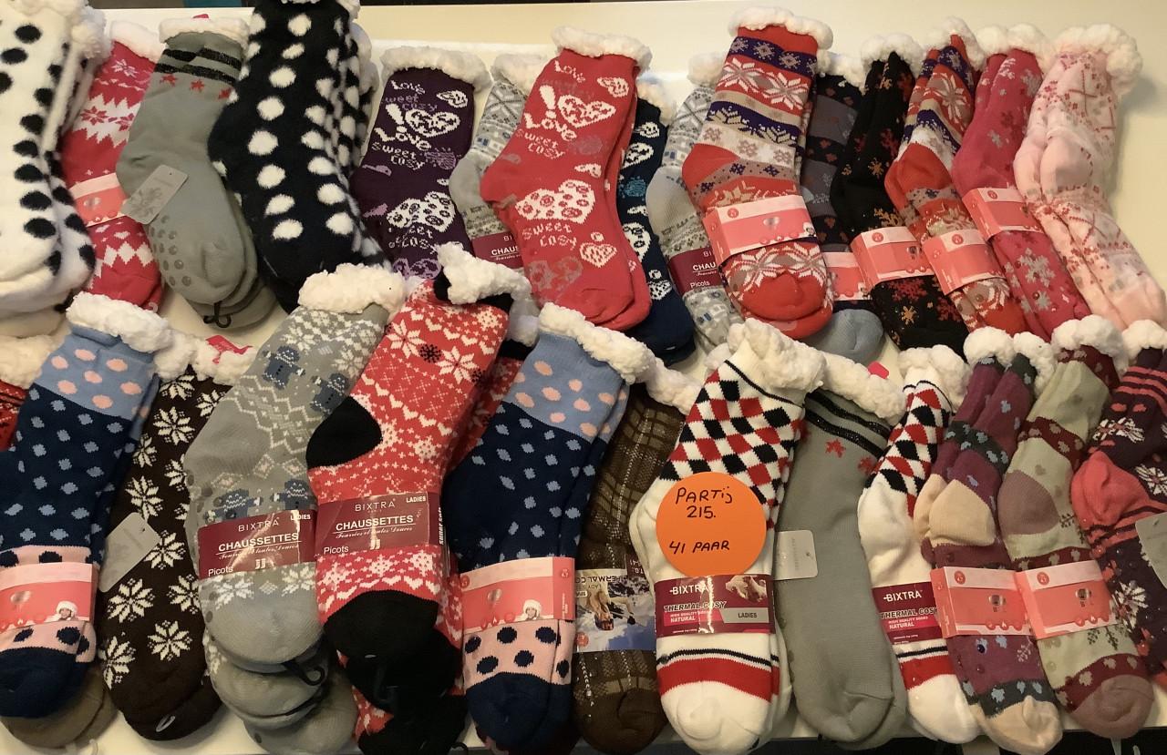Partij super leuke fluffy huissokken. ( partij 215)