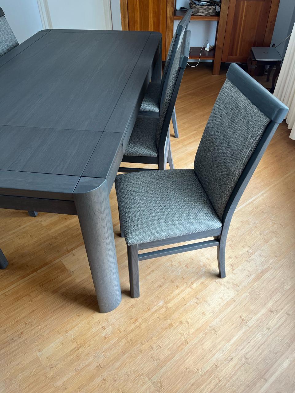 Eettafel met verstelbaar blad en zes stoelen.