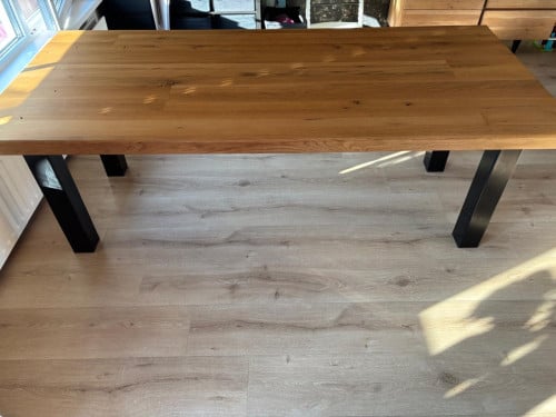 Licht eikenhouten tafel