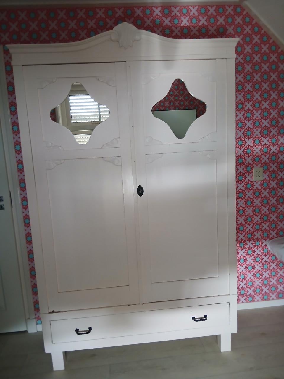 Te koop kledingkast met spiegels