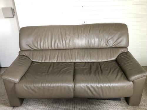 2 leren tweezitsbanken Merk Jori. Taupe kleurig