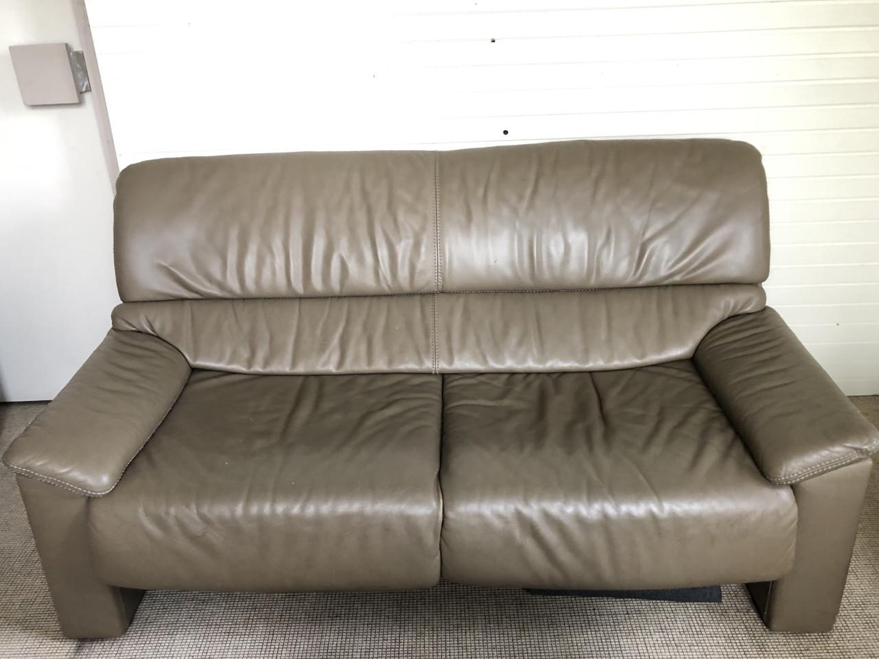 2 leren tweezitsbanken Merk Jori. Taupe kleurig