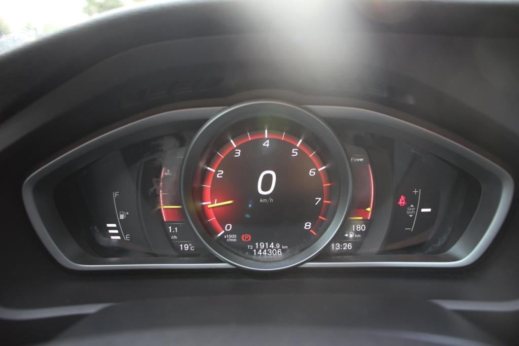 Volvo V40 2.0 t2 r-design - leder/alcantara - harman kardon - led - navi - 