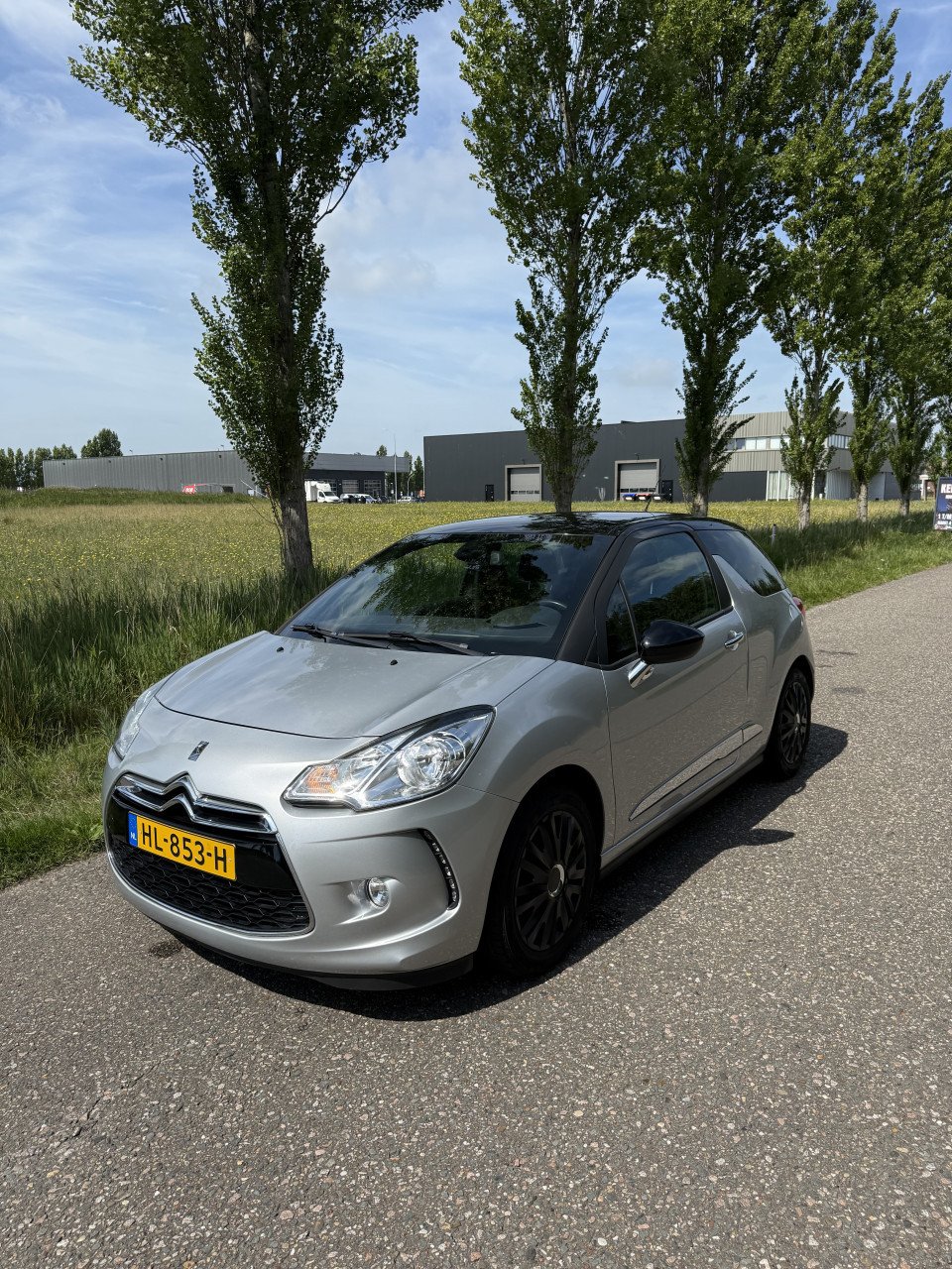 DS3 – 2015 – Zilver/Zwart – Goed onderhouden + extra set banden!