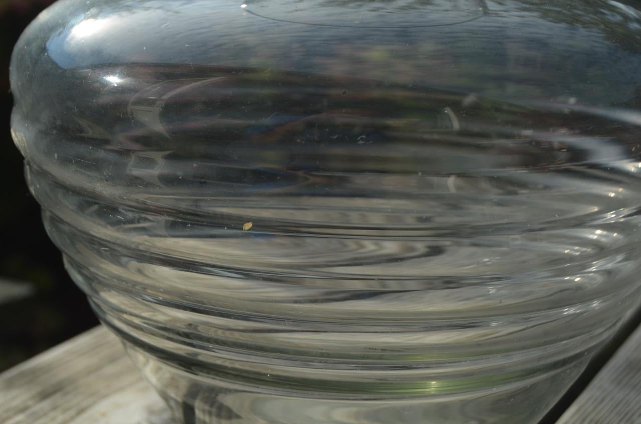 Flinke glazen vaas, geribbeld. 'Leerdam' is mij verteld.