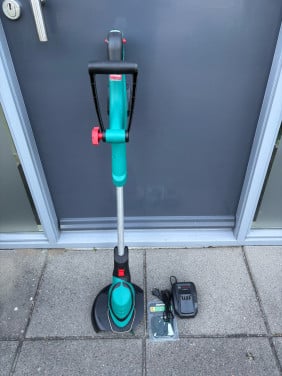 Bosch accu grastrimmer + 18V 2,5Ah accu en acculader