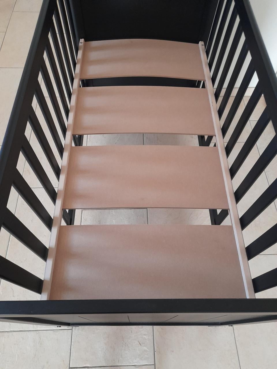 Zwart ledikantje (in goede nette staat)