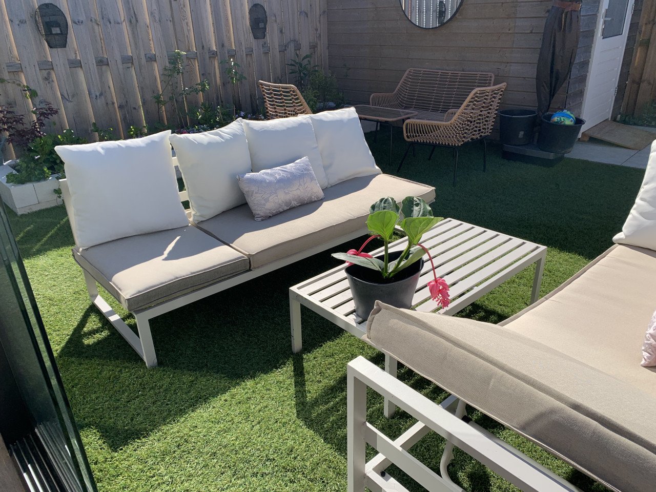 Aluminium licht grijze loungeset, met kussens en tafel en liggedeelte.