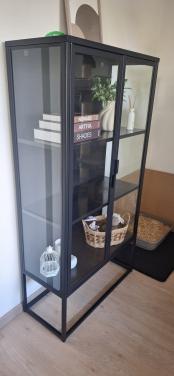 Glazen kast Jysk €130 en mangohouten bijzettafels€35