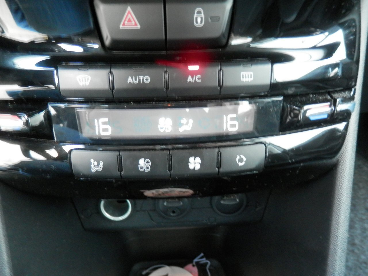 Auto Garant Biedt Aan: Peugeot 208 1.2 VTi Envy