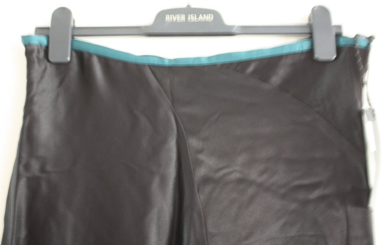 Nieuwe zwarte rok met pertol groene bies maat L