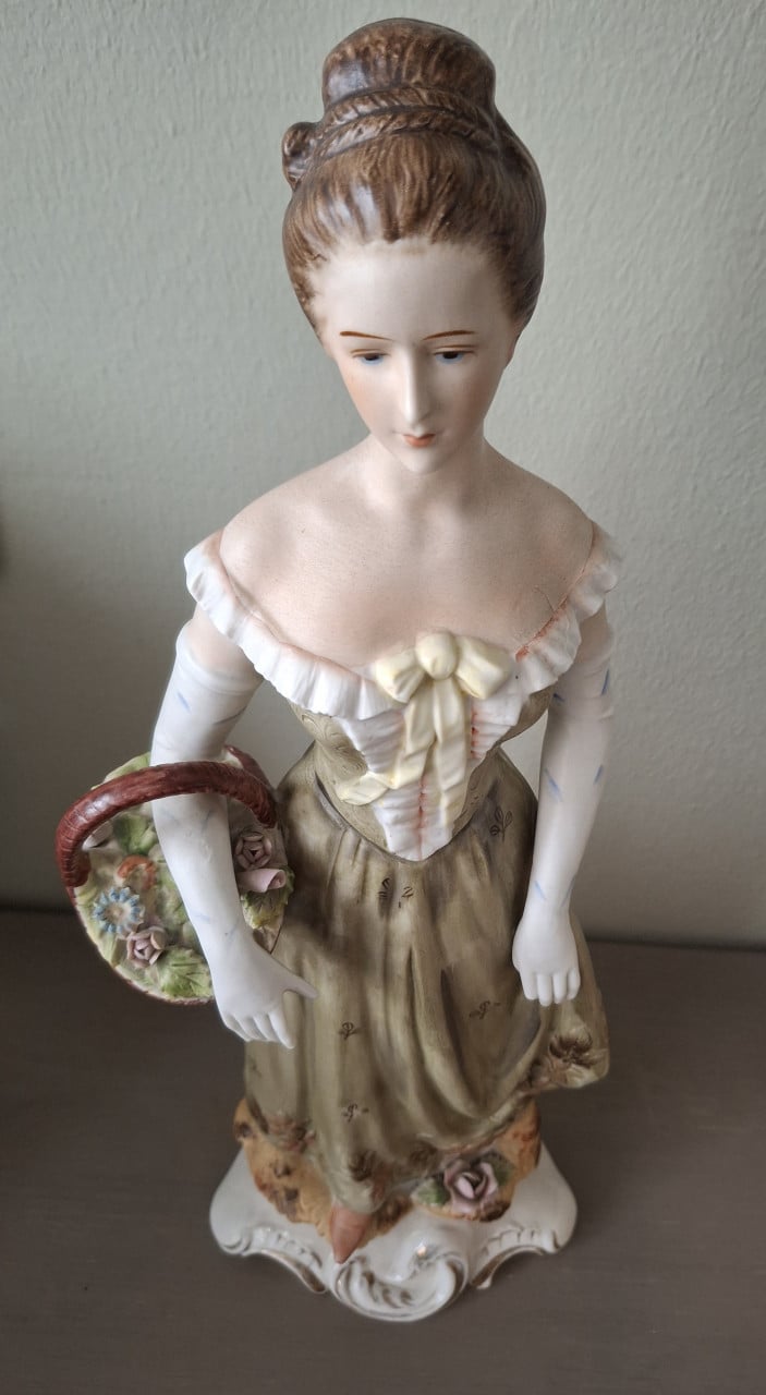 Beeldje: Vrouw met mand