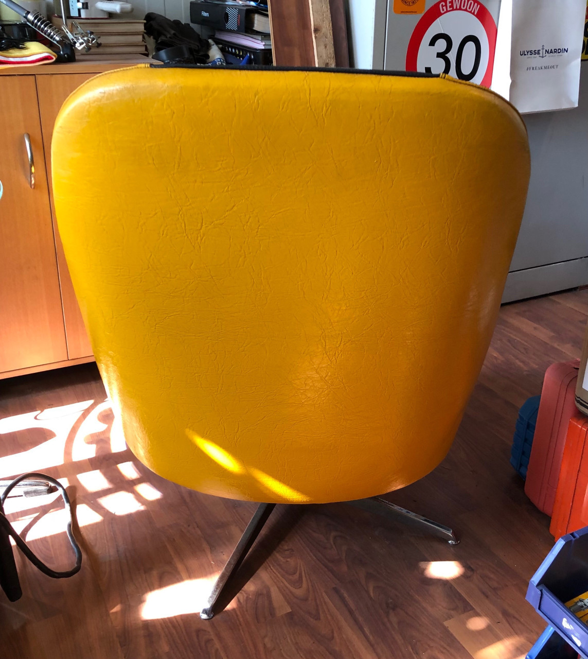 2 stuks vintage skai draaistoelen op metalen onderstel