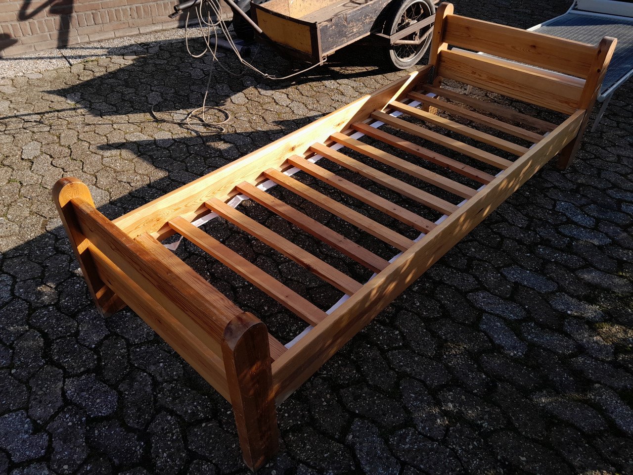 Grenenhouten bed en metalenbed metLatex matras