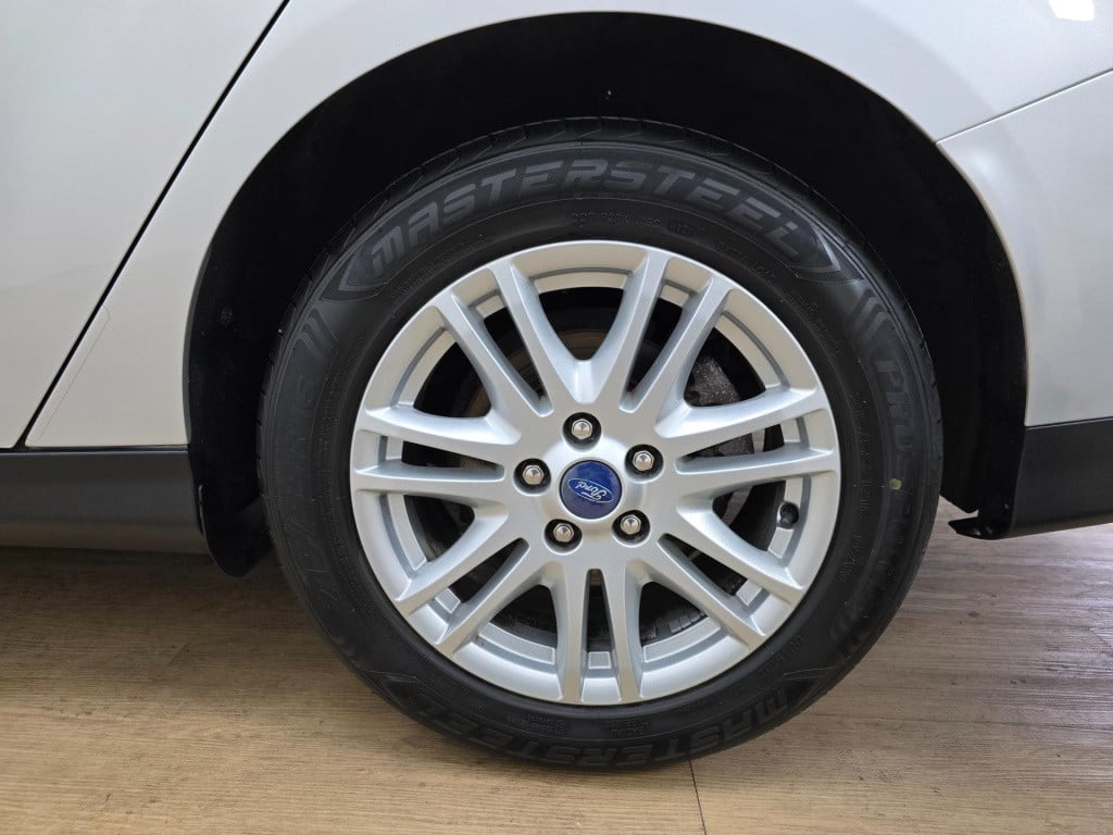 Ford Focus wagon stationwagen titanium luxe versie met cruisecontrol en blu