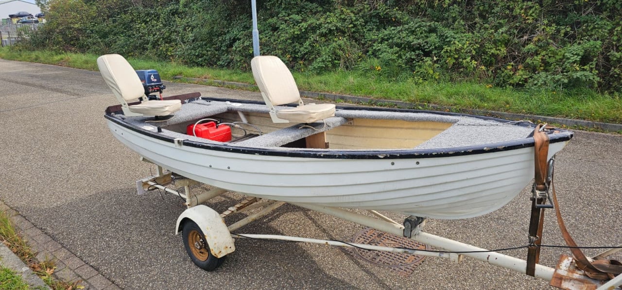 Leuk visbootje 365 lang met trailer en 6 pk moter.