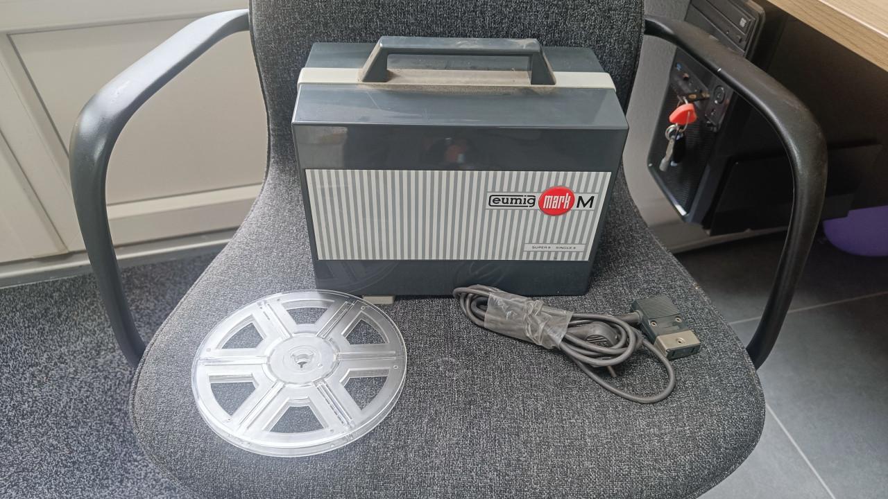 Omschakelbare stomme film projector