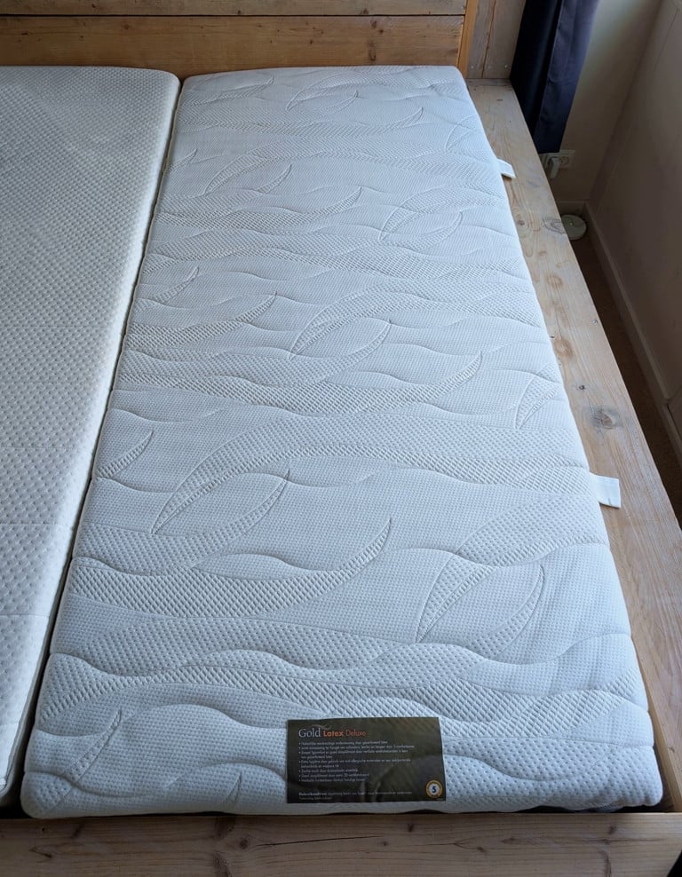 Twee latex matrassen (stevig)