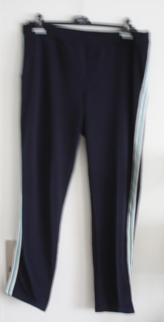 Donkerblauwe  broek met wit groene bies maat xxl