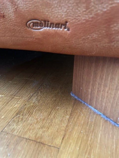 Twee zwaar licht bruin leren 2 1/2 zits bankjes en fauteuil van Molinari
