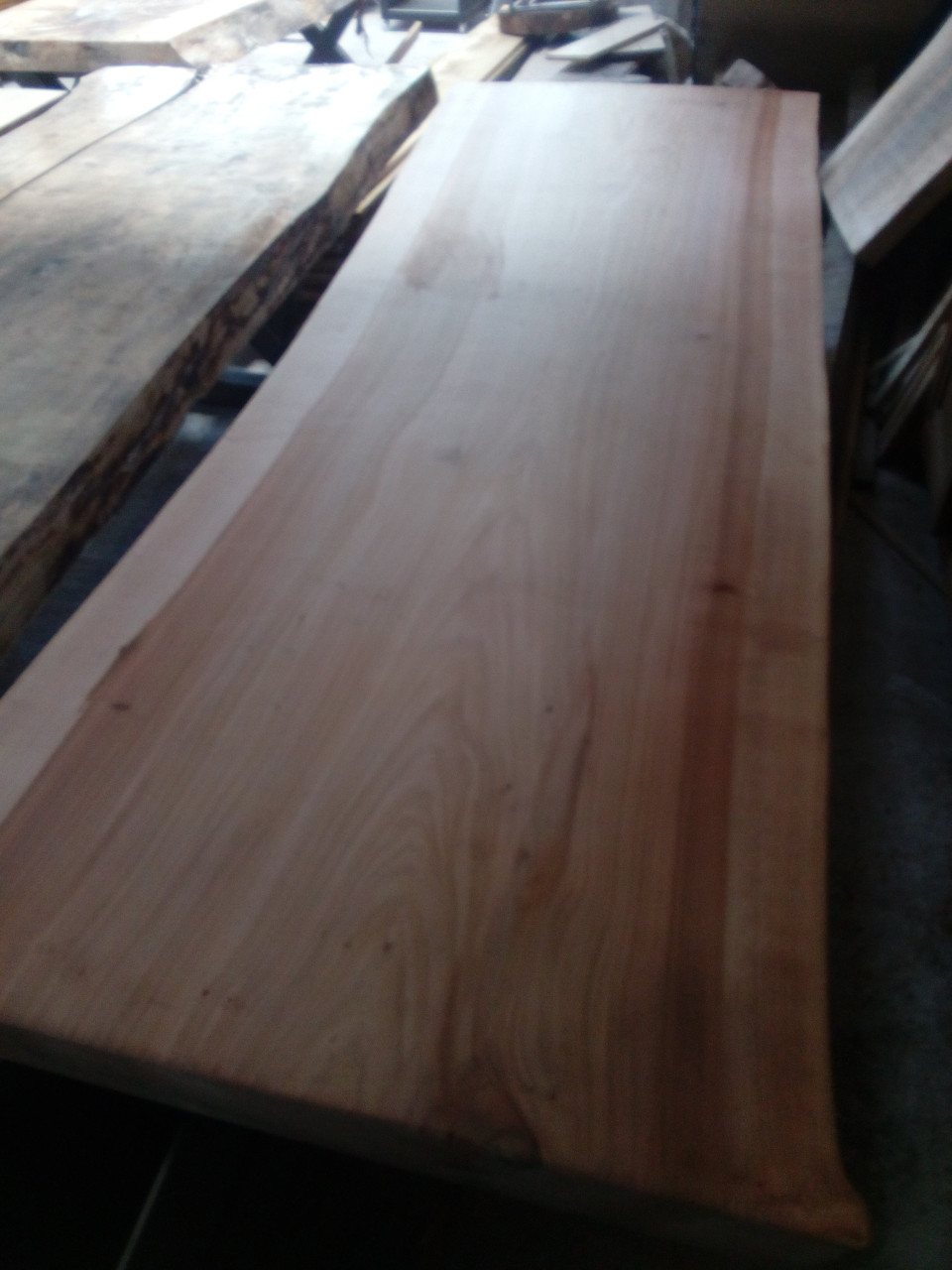 Boomstam tafels planken wandplanken decoratie bartafel salontafel