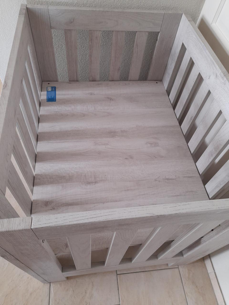 TWF Box ( in goede staat ) in hoogte verstelbaar!  Eventueel met boxkleed (