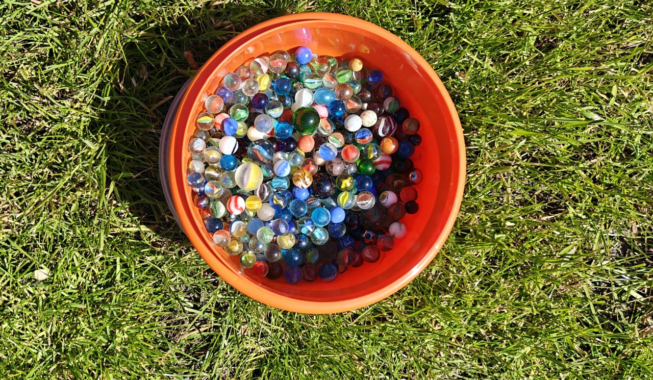 Een bak vol met knikkers.