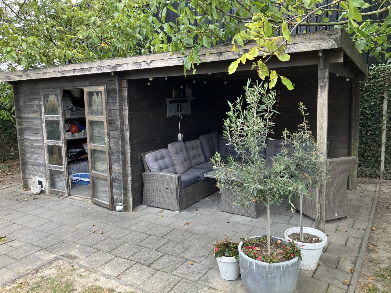 Tuinhuis met overkapping