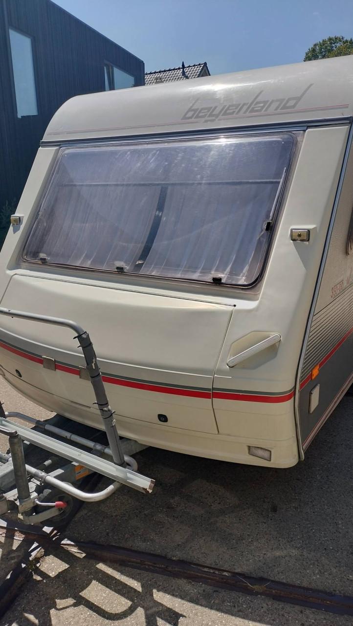 Beyerland 350 DD met luifel