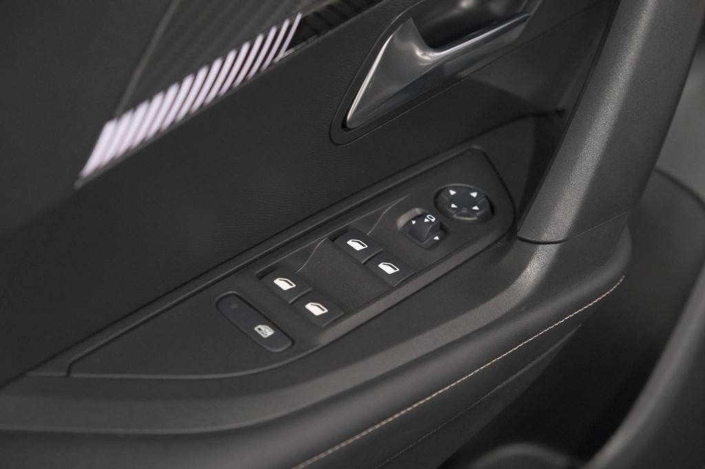 Peugeot 2008 puretech 100 allure | apple carplay | parkeersensoren | climat