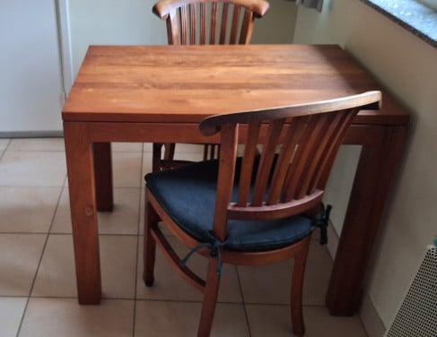 Keukentafel met 2 stoelen.