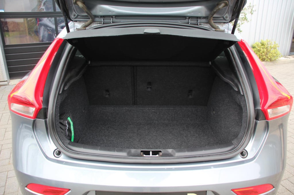 Volvo V40 2.0 t2 momentum polar+ navi - led - half leder - 1e eigenaar - lm