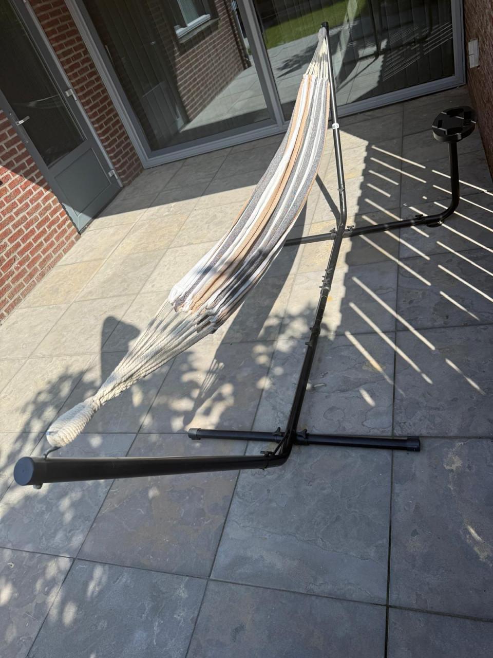 Hangmat met stevig frame – compleet met drank- en telefoonhouder