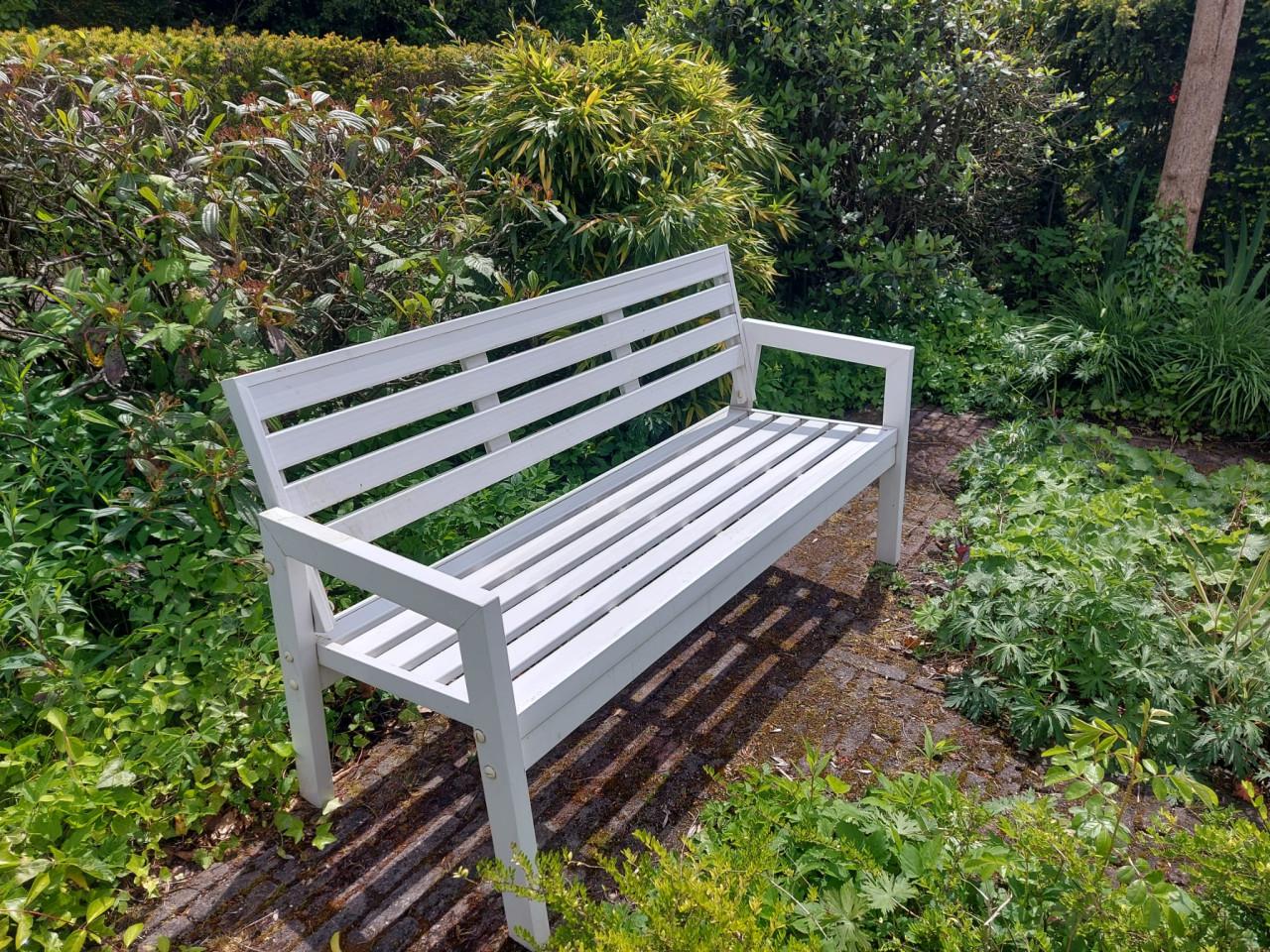 Leuke witte tuinbank (kunststof)