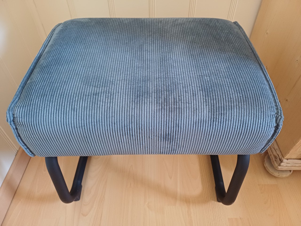 Supermooie WOOOD FAUTEUIL + HOCKER staalblauw, ribstof