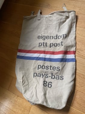 Originele oude postzak met originele ijzeren ophanghaakjes