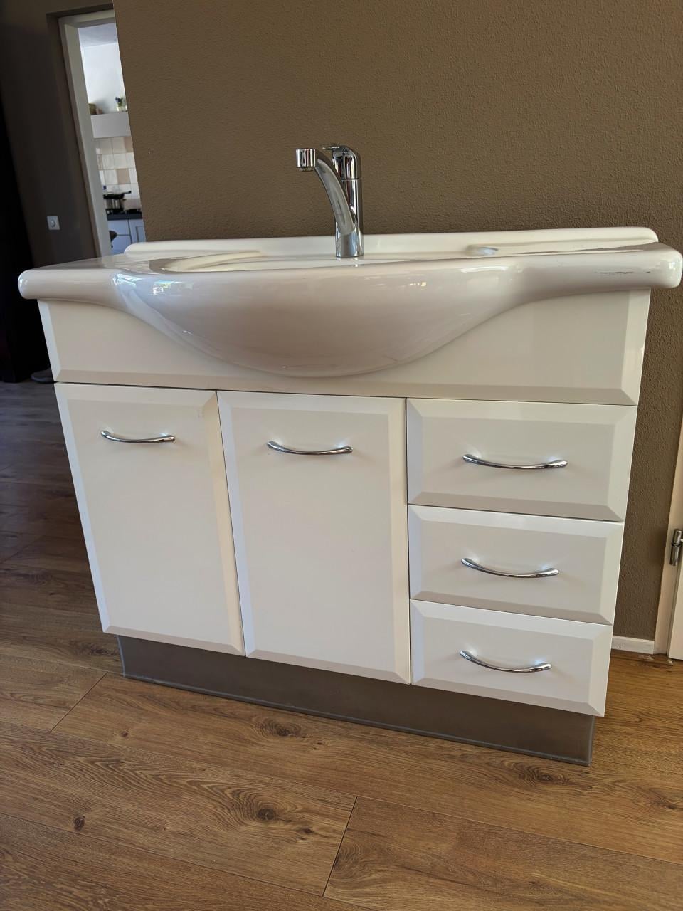 Wastafel met kast en Grohe mengkraan