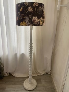 Staande lamp met leuke bloemenlampenkap