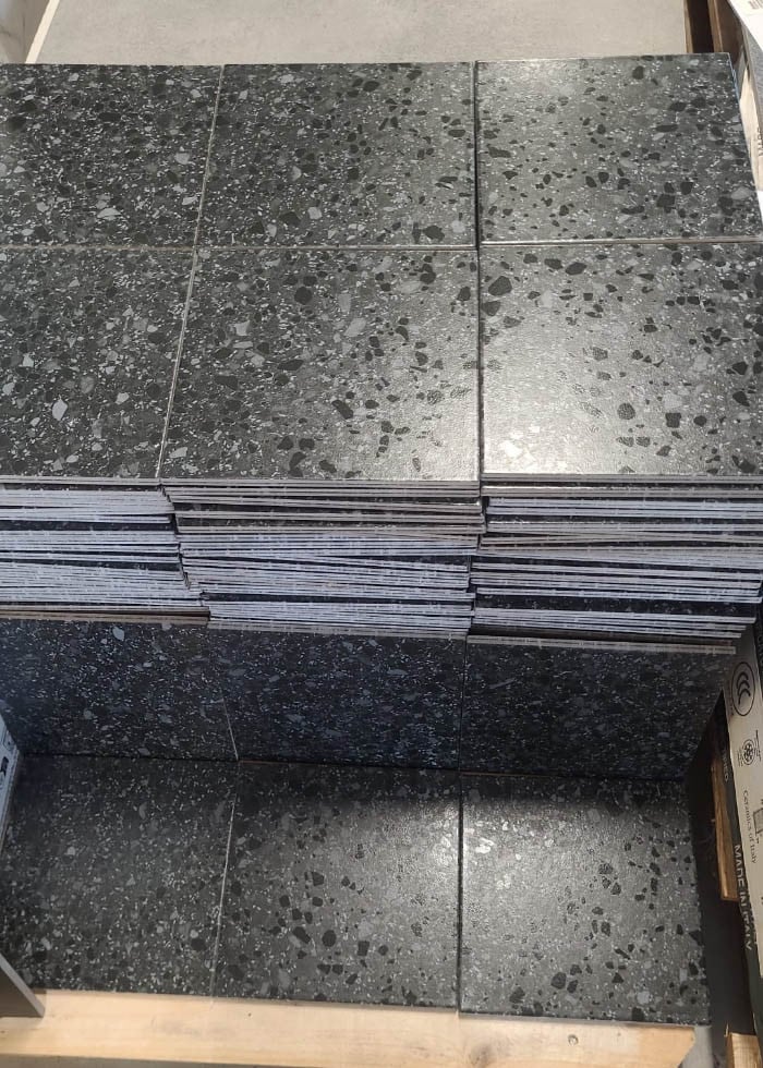 3030-285 Zwarte terrazzolook tegels, 21,6x21,6 cm, van € 59,72 voor