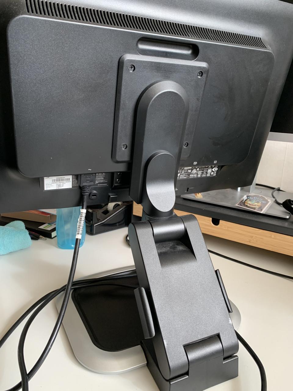 Werkend computerscherm met standaard