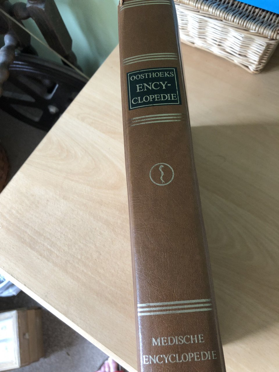 Te koop Oosthoek encyclopedieen.(z.g.a.n.).