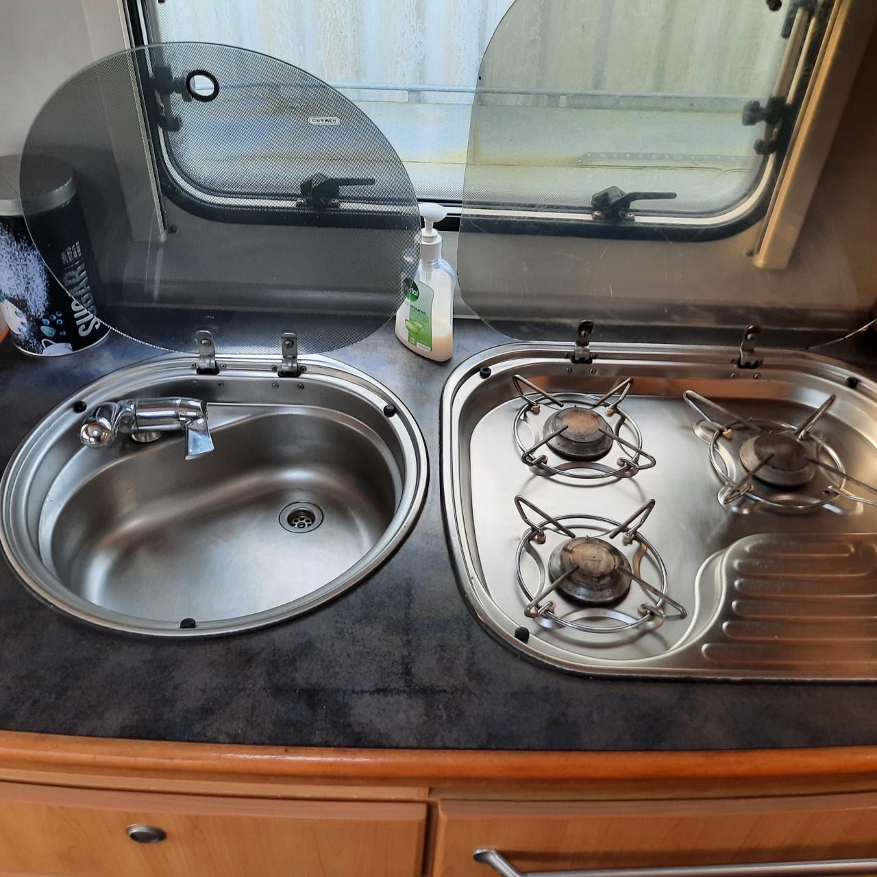 LMC 560 Dominant met voortent en mover (lengtebedden)