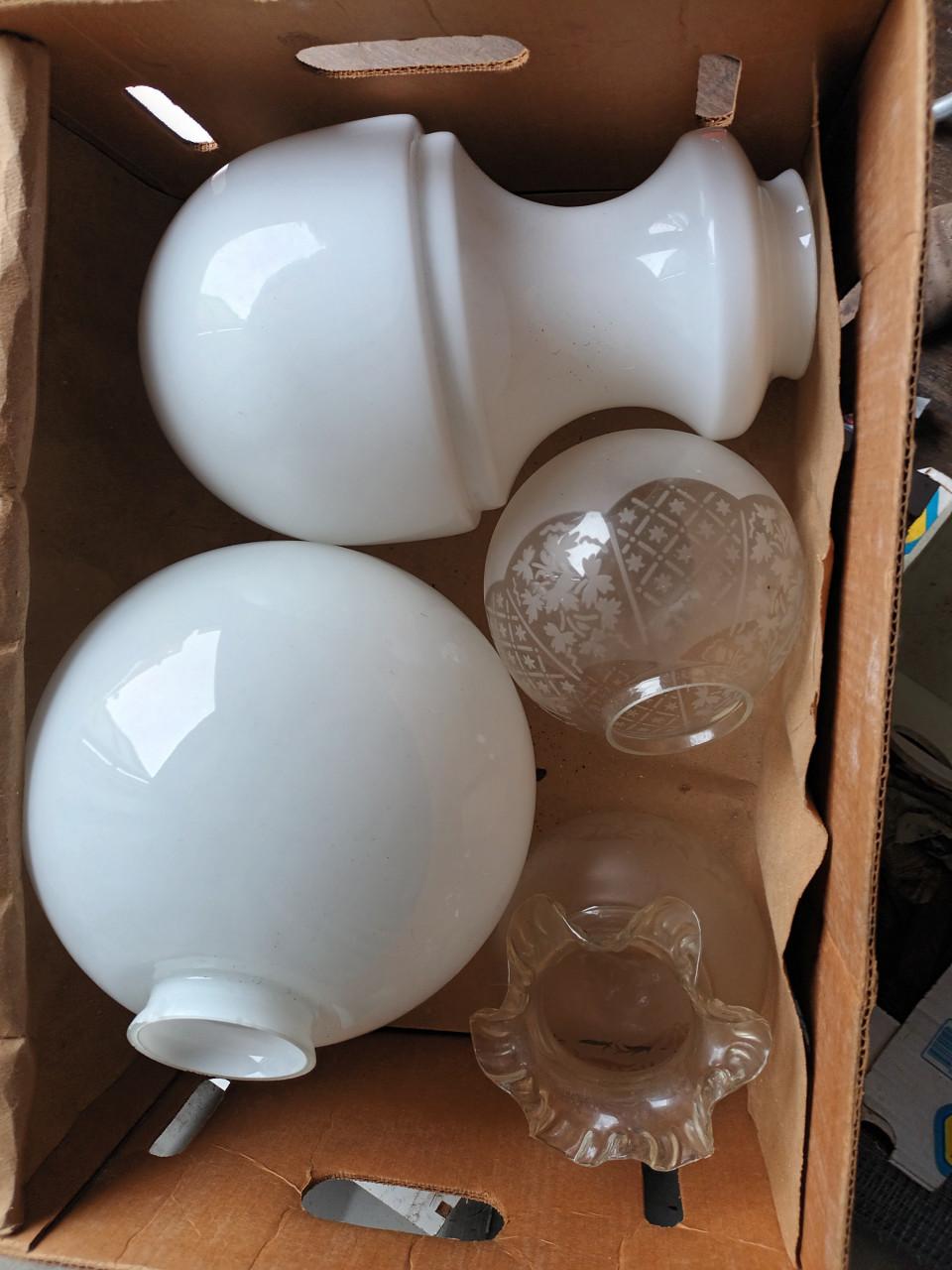 4 oude glazen lampenkappen