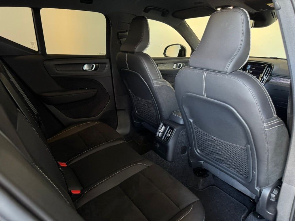Volvo XC40 1.5 t4 recharge r-design black edition