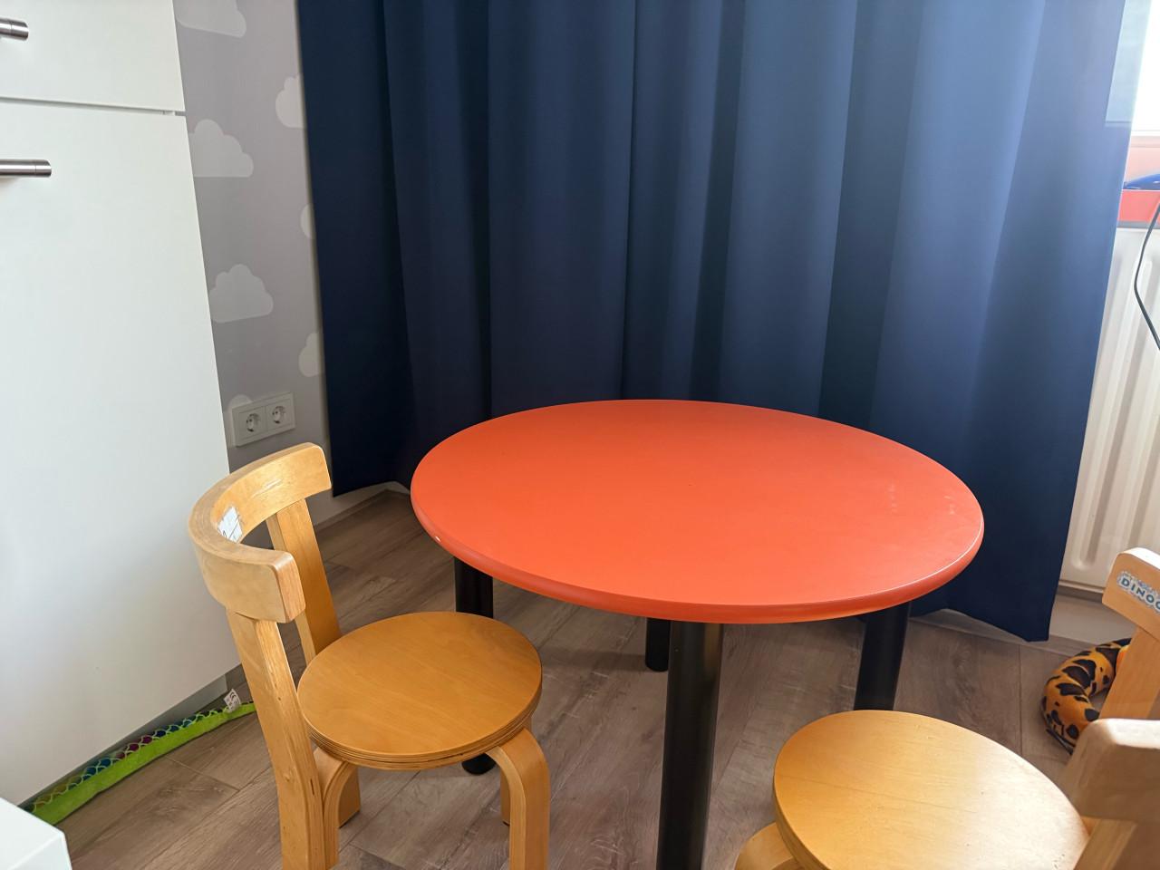 Leuk kinder/peuter tafeltje met twee stoeltjes