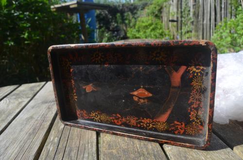 Laque dienblaadje, hout.